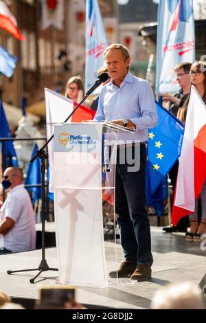 Danzig, Polen. Juli 2021. Donald Tusk hat während einer politischen Kundgebung auf dem Long Market in Danzig gesprochen.nach langer Abwesenheit von der polnischen Politik kehrte Tusk als Führer zur Partei der Bürgerplattform zurück. Donald Tusk wird die Aufgabe haben, die Opposition zu vereinen und die Partei Recht und Gerechtigkeit (Prawo i Sprawiedliwosc) während der Parlamentswahlen 2023 zu bekämpfen. Kredit: SOPA Images Limited/Alamy Live Nachrichten Stockfoto