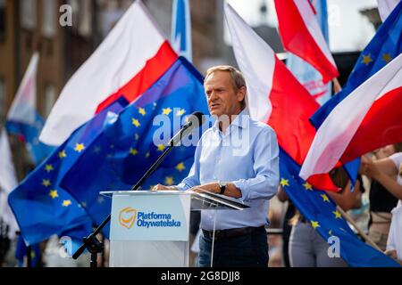 Danzig, Polen. Juli 2021. Donald Tusk hat während einer politischen Kundgebung auf dem Long Market in Danzig gesprochen.nach langer Abwesenheit von der polnischen Politik kehrte Tusk als Führer zur Partei der Bürgerplattform zurück. Donald Tusk wird die Aufgabe haben, die Opposition zu vereinen und die Partei Recht und Gerechtigkeit (Prawo i Sprawiedliwosc) während der Parlamentswahlen 2023 zu bekämpfen. Kredit: SOPA Images Limited/Alamy Live Nachrichten Stockfoto