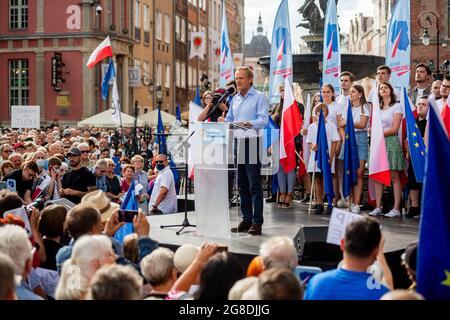 Danzig, Polen. Juli 2021. Donald Tusk hat während einer politischen Kundgebung auf dem Long Market in Danzig gesprochen.nach langer Abwesenheit von der polnischen Politik kehrte Tusk als Führer zur Partei der Bürgerplattform zurück. Donald Tusk wird die Aufgabe haben, die Opposition zu vereinen und die Partei Recht und Gerechtigkeit (Prawo i Sprawiedliwosc) während der Parlamentswahlen 2023 zu bekämpfen. Kredit: SOPA Images Limited/Alamy Live Nachrichten Stockfoto