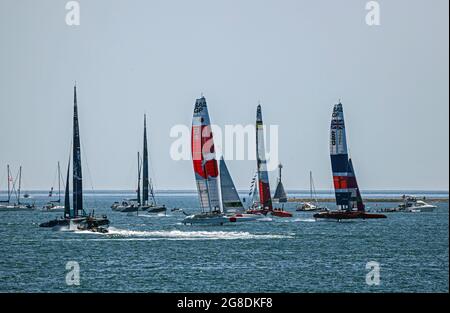 Das Team USA, das Team Neuseeland, das Team Japan, das Team Spanien und das Team Großbritannien sind am zweiten Tag der SailGP-Rennen in Plymouth Sound Ju einsatzbereit Stockfoto