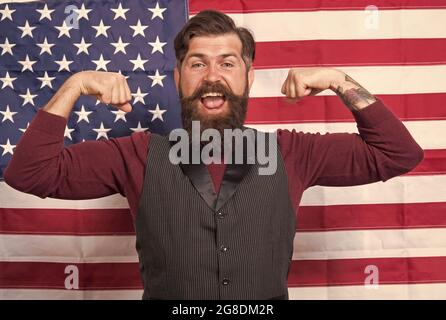 Glücklicher bärtiger Mann. Feiertag des Unabhängigkeitstages. usa feiern den 4. juli. englisch lernen. Patriotischer Feiertag des Unabhängigkeitstages Stockfoto
