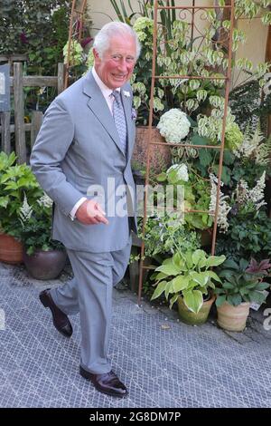 Der Prinz von Wales nimmt an einem Empfang zur Feier der Gründung des „Confident Rural Communities Network“ des Prince's Countryside Fund im Herzogtum Cornwall Nursery in Lostwithiel, Cornwall, Teil. Bilddatum: Montag, 19. Juli 2021. Stockfoto