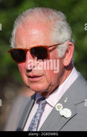 Der Prinz von Wales nimmt an einem Empfang zur Feier der Gründung des „Confident Rural Communities Network“ des Prince's Countryside Fund im Herzogtum Cornwall Nursery in Lostwithiel, Cornwall, Teil. Bilddatum: Montag, 19. Juli 2021. Stockfoto