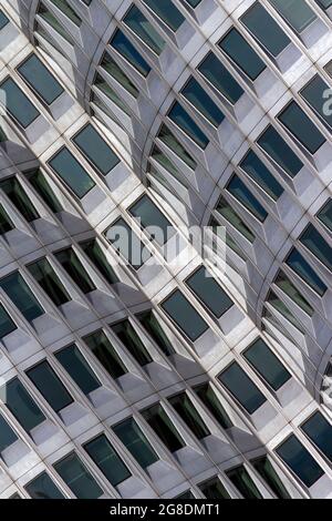 München, Deutschland - 08 25 2011: Architektonisches Detail des BMW Museums und des Hauptgebäudes in München. Stockfoto