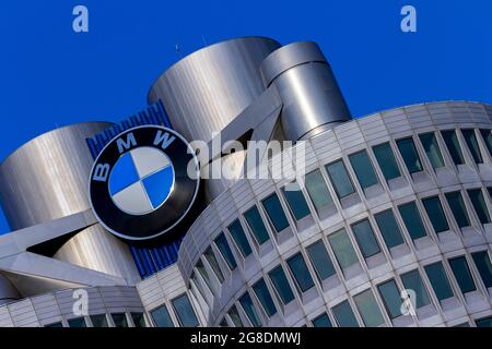 München, Deutschland - 08 25 2011: Architektonisches Detail des BMW Museums und des Hauptgebäudes in München. Stockfoto