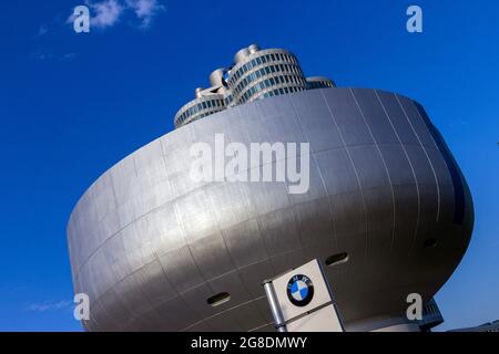 München, Deutschland - 08 25 2011: Architektonisches Detail des BMW Museums und des Hauptgebäudes in München. Stockfoto