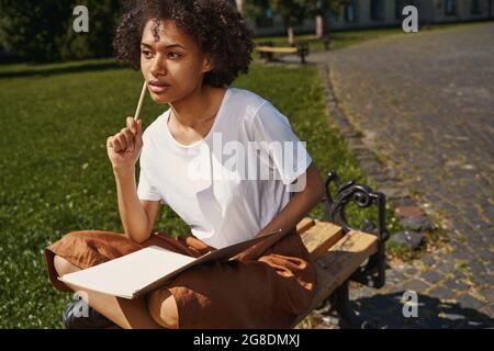 Nachdenkliche Dame wartet auf die Inspiration Stockfoto