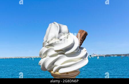 Ein Eis aus dem Jahr 99, das vor blauem Himmel und klarem, blauem Meer serviert wird. Stockfoto