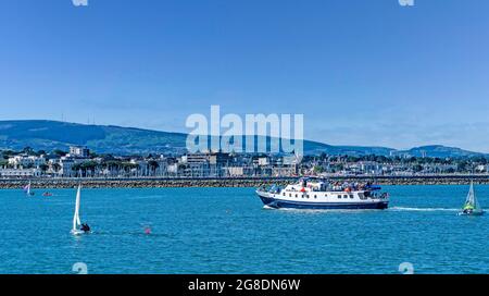 Eine Dublin Bay Cruise Fähre, die zurück in Dun Laoghaire Harbour, Dublin, Irland, ankommt. Stockfoto