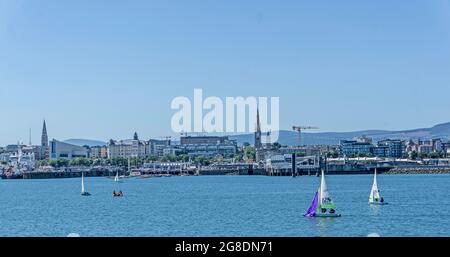 Dun Laoghaire Harbour in Dublin, Irland an einem schönen sonnigen Tag, mit glitzernden Meeren und nicht einer Wolke am Himmel. Stockfoto