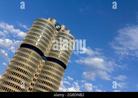 München, Deutschland - 08 25 2011: Architektonisches Detail des BMW Museums und des Hauptgebäudes in München. Stockfoto