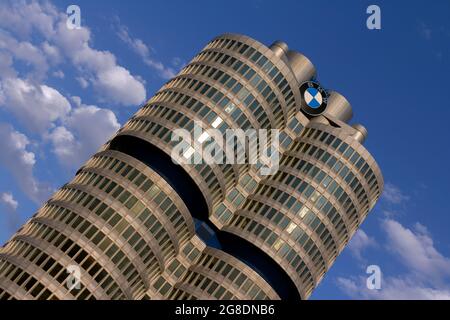 München, Deutschland - 08 25 2011: Architektonisches Detail des BMW Museums und des Hauptgebäudes in München. Stockfoto