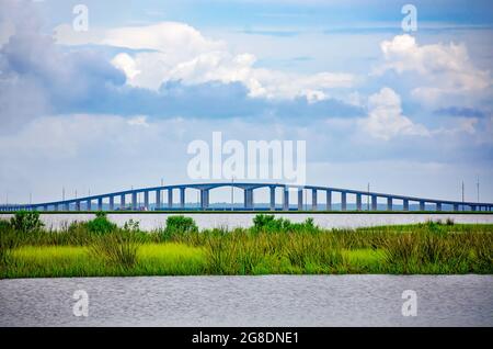 Die Dauphin Island Bridge, früher die Gordon Persons Bridge, ist aus dem Blue Heron Park, 7. Juli 2021, in Dauphin Island, Alabama, abgebildet. Stockfoto