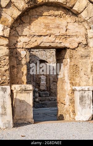 Skulpturen und antike Ruinen im Side Archaeology Museum, Antalya, Türkei. Stockfoto