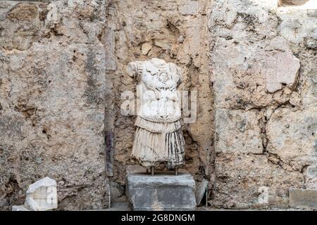 Antalya, Türkei - 18. Juli 2021: Skulpturen und antike Ruinen im Side Archaeology Museum, Antalya, Türkei Stockfoto