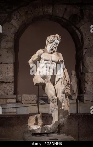 Antalya, Türkei - 18. Juli 2021: Skulpturen und antike Ruinen im Side Archaeology Museum, Antalya, Türkei. Stockfoto