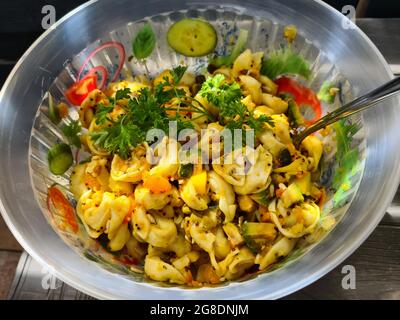 Schüssel Fusili Nudelsalat mit frischem Gemüse Stockfoto