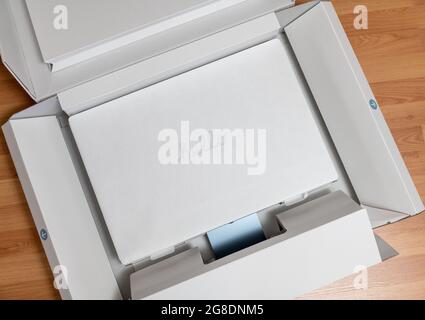 Antalya, Türkei - 18. Juli 2021: Auspacken des neuen Apple M1 Chip iMac. Stockfoto
