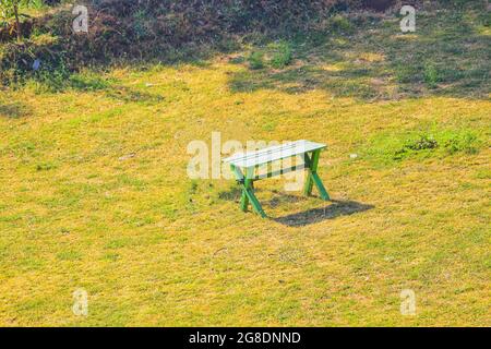 Holzbank im park Stockfoto