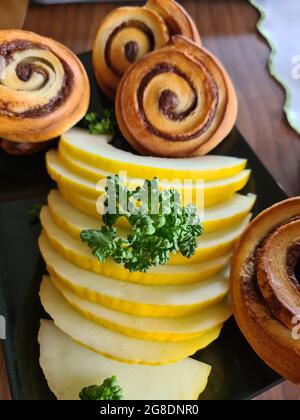Gebäck, süßes Dessert und dekoriertes Obst im Speisesaal Stockfoto