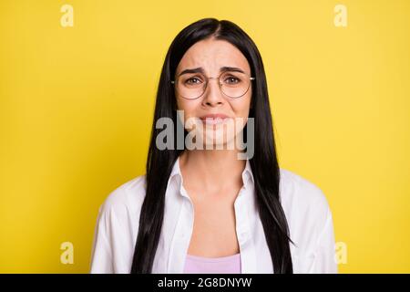 Foto von traurigen miserable junge Dame tragen Brille weinen schlechte Laune isoliert auf glänzendes Gelb Farbe Hintergrund Stockfoto