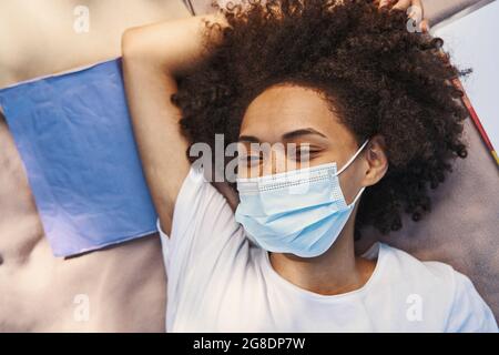 Portrait einer hübschen Dame, die im Freien viel Zeit hat Stockfoto