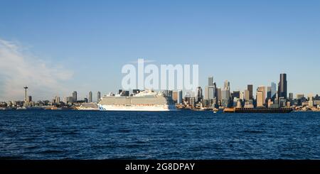 Seattle - 18. Juli 2021; ZWEI Cruse-Schiffe in Elliott Bay Seattle warten auf die Rückkehr der Kreuzfahrtsaison nach Alaska nach der Suspension von Covid-19 Stockfoto