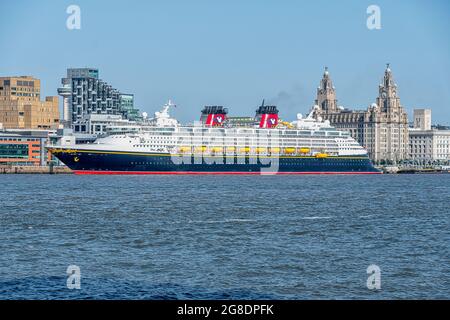LIVERPOOL, GROSSBRITANNIEN - 18. JULI 2021:Blick auf das Disney Magic-Schiff bei einem seltenen Besuch in Großbritannien Stockfoto