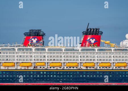 LIVERPOOL, GROSSBRITANNIEN - 18. JULI 2021:Blick auf das Disney Magic-Schiff bei einem seltenen Besuch in Großbritannien Stockfoto