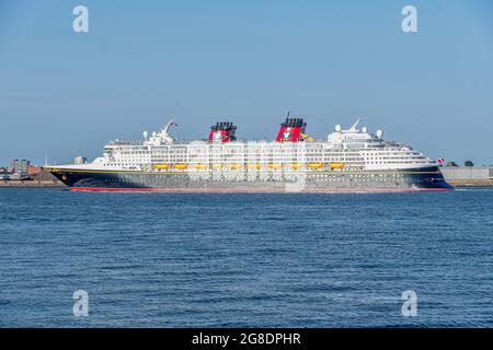 LIVERPOOL, GROSSBRITANNIEN - 18. JULI 2021:Blick auf das Disney Magic-Schiff bei einem seltenen Besuch in Großbritannien Stockfoto