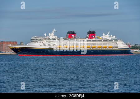 LIVERPOOL, GROSSBRITANNIEN - 18. JULI 2021:Blick auf das Disney Magic-Schiff bei einem seltenen Besuch in Großbritannien Stockfoto