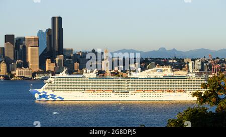 Seattle - 18. Juli 2021; Majestic Princess Kreuzfahrt Schiff in Elliott Bay mit der Skyline von Seattle als Hintergrund wie an einem Juliabend Stockfoto