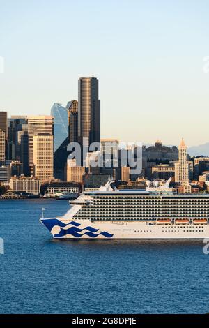 Seattle - 18. Juli 2021; das Majestic Princess-Kreuzfahrtschiff liegt in Elliott Bay und wartet auf den Beginn der Alaska Cruise Saison 2021 nach Covid-19 Stockfoto