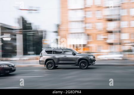 Ukraine, Kiew - 16. Juli 2021: Graues Toyota-Auto bewegt sich auf der Straße. Redaktionell Stockfoto