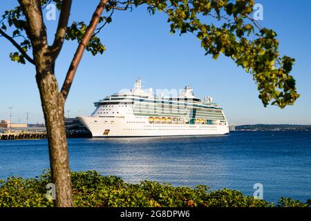 Seattle - 18. Juli 2021; Royal Caribbean Cruise Ship Serenade of the Seas am Seattle Pier 91 umrahmt, als es wartet, Alaska-Kreuzfahrt wieder aufzunehmen Stockfoto