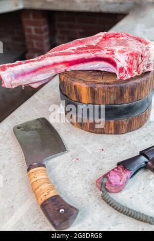 Rohes Fleisch auf einer Terrasse für das Mittagessen. Frisches Fleisch auf einem Schneidebrett. Nahaufnahme. Stockfoto