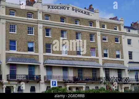 Regency Square ist ein prestigeträchtiges Wohngebäude aus dem frühen 19. Jahrhundert an der Strandpromenade von Brighton. Die Häuser sind heute denkmalgeschützte Gebäude Stockfoto