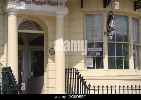 Regency Square ist ein prestigeträchtiges Wohngebäude aus dem frühen 19. Jahrhundert an der Strandpromenade von Brighton. Die Häuser sind heute denkmalgeschützte Gebäude Stockfoto