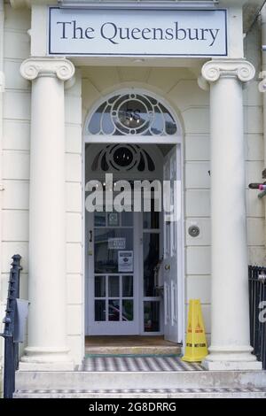 Regency Square ist ein prestigeträchtiges Wohngebäude aus dem frühen 19. Jahrhundert an der Strandpromenade von Brighton. Die Häuser sind heute denkmalgeschützte Gebäude Stockfoto