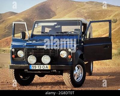 FRESNO, USA - 07. Jul 2021: Ein blauer Land Rover Defender 90 Truck mit runden Scheinwerfern in Fresno, Kalifornien, USA Stockfoto