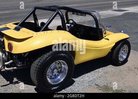 FRESNO, USA - 07. Jul 2021: Ein gelber Dünenbuggy, der draußen mit schwarzen großen Reifen in Fresno, Kalifornien, USA, geparkt ist Stockfoto