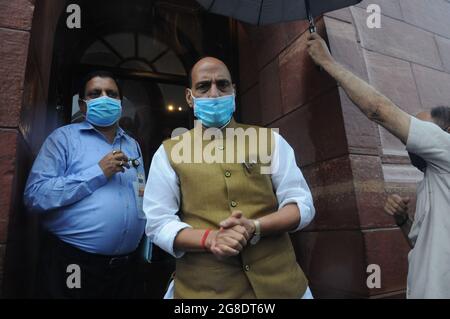 Neu-Delhi, Indien. Juli 2021. Der indische Verteidigungsminister Rajnath Singh spricht am ersten Tag der Monsun-Sitzung des Parlaments in Neu-Delhi am Montag, 19. Juli 2021, Foto: Sondeep Shankar/ Pacific Press (Foto: Sondeep Shankar/Pacific Press) Quelle: Pacific Press Media Production Corp./Alamy Live News Stockfoto