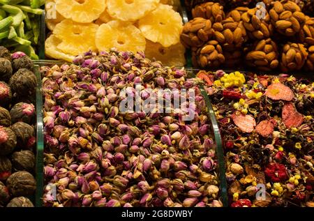 Draufsicht auf Kräuterpflanzen und getrocknete Früchte auf dem Markt zum Verkauf Stockfoto