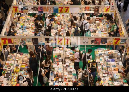 Hongkong, Hongkong. Juli 2021. Die Menschen lesen und kaufen Bücher in 2021 Hong Kong Book Fair. Inmitten der COVID-19 Pandemie und Zensur aufgrund des nationalen Sicherheitsgesetzes im vergangenen Jahr gegründet, die Hong Kong Book Fair 2021 eröffnet ab 14-20. Juli, aber im Gegensatz zu früheren Buchmessen, in diesem Jahr hat weniger Bücher über lokale Politik. Kredit: SOPA Images Limited/Alamy Live Nachrichten Stockfoto