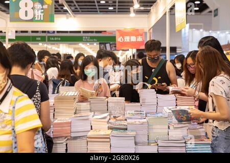 Hongkong, Hongkong. Juli 2021. Während der Hong Kong Book Fair 2021 lesen und kaufen Menschen in Hongkong Bücher.Angesichts der COVID-19 Pandemie und Zensur aufgrund des nationalen Sicherheitsgesetzes, das im vergangenen Jahr eingeführt wurde, eröffnete die Hong Kong Book Fair 2021 vom 14-20. Juli, aber im Gegensatz zu früheren Buchmessen, hat dieses Jahr weniger Bücher über die lokale Politik. Kredit: SOPA Images Limited/Alamy Live Nachrichten Stockfoto