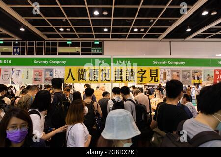 Hongkong, Hongkong. Juli 2021. Die Menschen strömten in die Hong Kong Book Fair 2021, um Bücher zu lesen und zu kaufen.Angesichts der COVID-19 Pandemie und Zensur aufgrund des nationalen Sicherheitsgesetzes, das im vergangenen Jahr eingeführt wurde, eröffnete die Hong Kong Book Fair 2021 vom 14-20. Juli, aber im Gegensatz zu früheren Buchmessen, hat dieses Jahr weniger Bücher über die lokale Politik. Kredit: SOPA Images Limited/Alamy Live Nachrichten Stockfoto