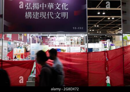 Hongkong, Hongkong. Juli 2021. Ein Banner mit der Aufschrift „Spread China Culture, Build Modern Civilization“ ist auf einem Pro-China-Verlagshaus zu sehen. Inmitten der COVID-19-Pandemie und Zensur aufgrund des nationalen Sicherheitsgesetzes, das im vergangenen Jahr eingeführt wurde, eröffnete die Hong Kong Book Fair 2021 vom 14-20. Juli, jedoch im Gegensatz zu früheren Buchmessen, In diesem Jahr gibt es weniger Bücher über die Lokalpolitik. (Foto von Alex Chan Tsz Yuk/SOPA Images/Sipa USA) Quelle: SIPA USA/Alamy Live News Stockfoto