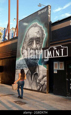 Wandbild mit Charles Bukowski vor dem Mint Nightclub am Pico Blvd. In Los Angeles, Kalifornien Stockfoto