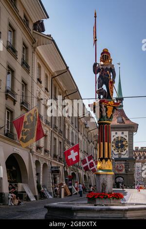 Zahringerbrunnen und astronomische Uhr auf dem mittelalterlichen Zytglogge-Uhrenturm in der Kramgasse - Stadtzentrum Bern, Schweiz - UNESCO Stockfoto