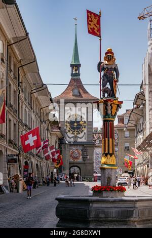 Zahringerbrunnen und astronomische Uhr auf dem mittelalterlichen Zytglogge-Uhrenturm in der Kramgasse - Stadtzentrum Bern, Schweiz - UNESCO Stockfoto